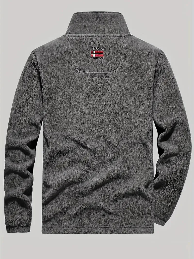 Varm og isolerende fleece jakke til udendørsaktiviteter.