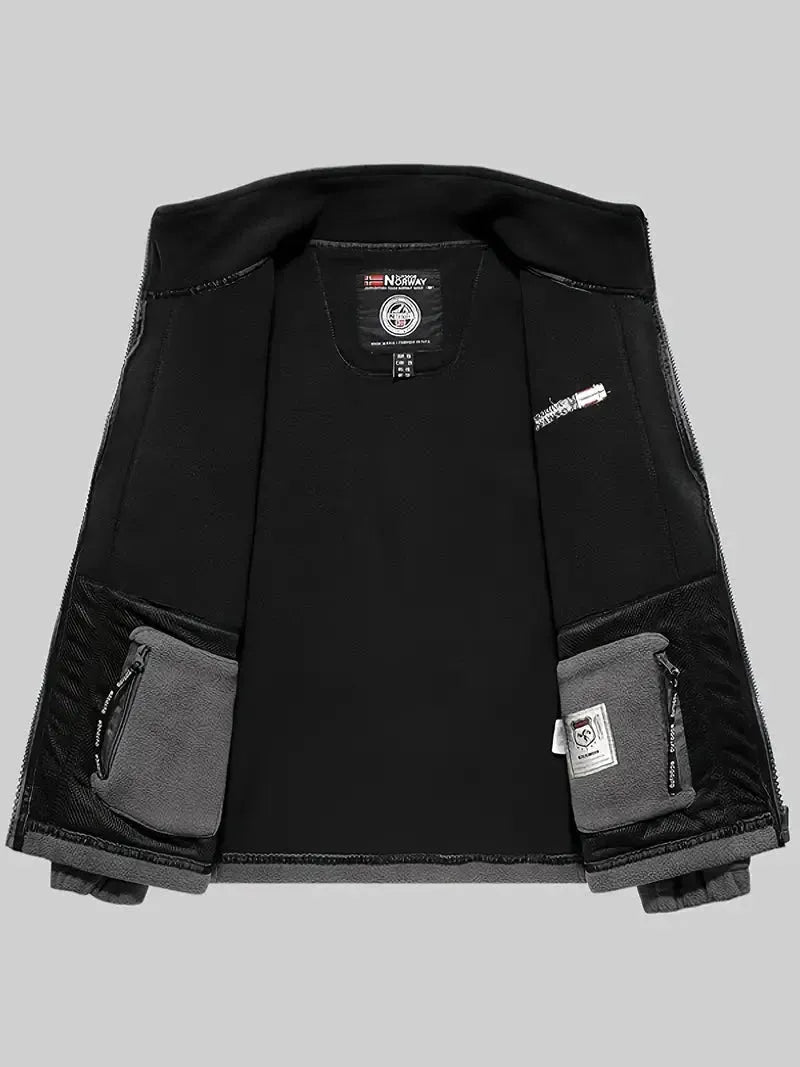 Varm og isolerende fleece jakke til udendørsaktiviteter.